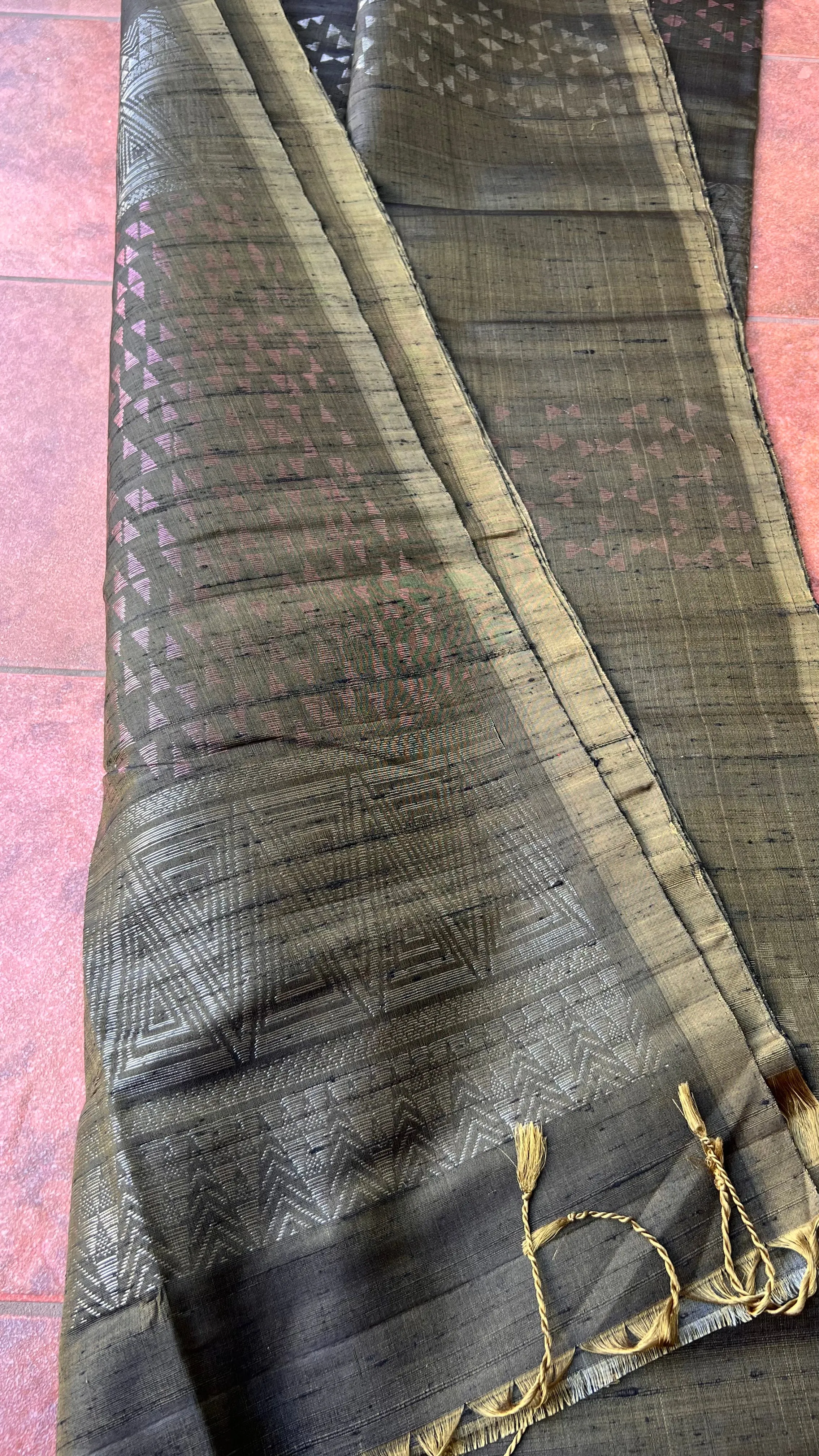 Greyish deep bottle green matrix kanchipuram silk saree with blouse