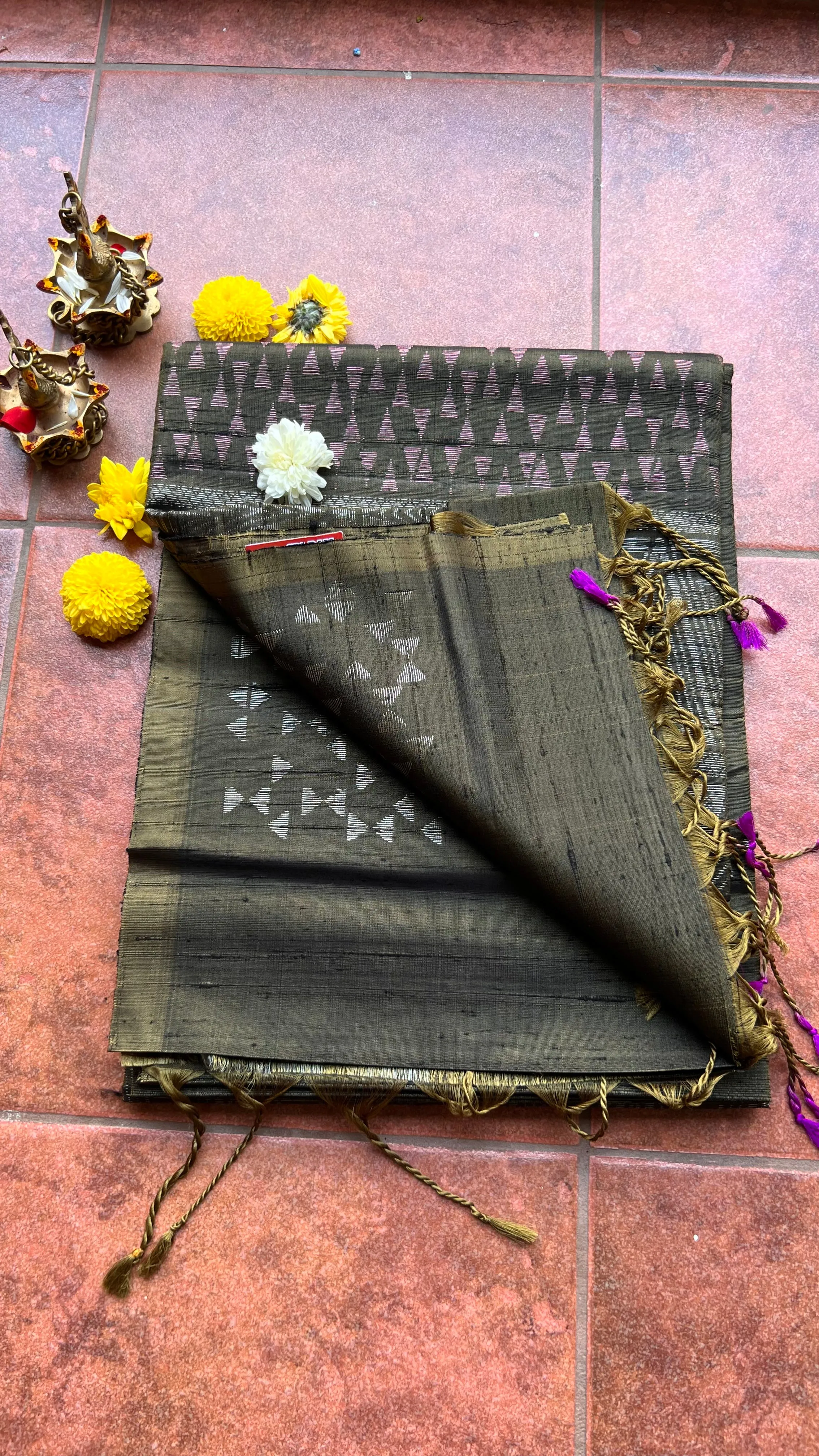 Greyish deep bottle green matrix kanchipuram silk saree with blouse