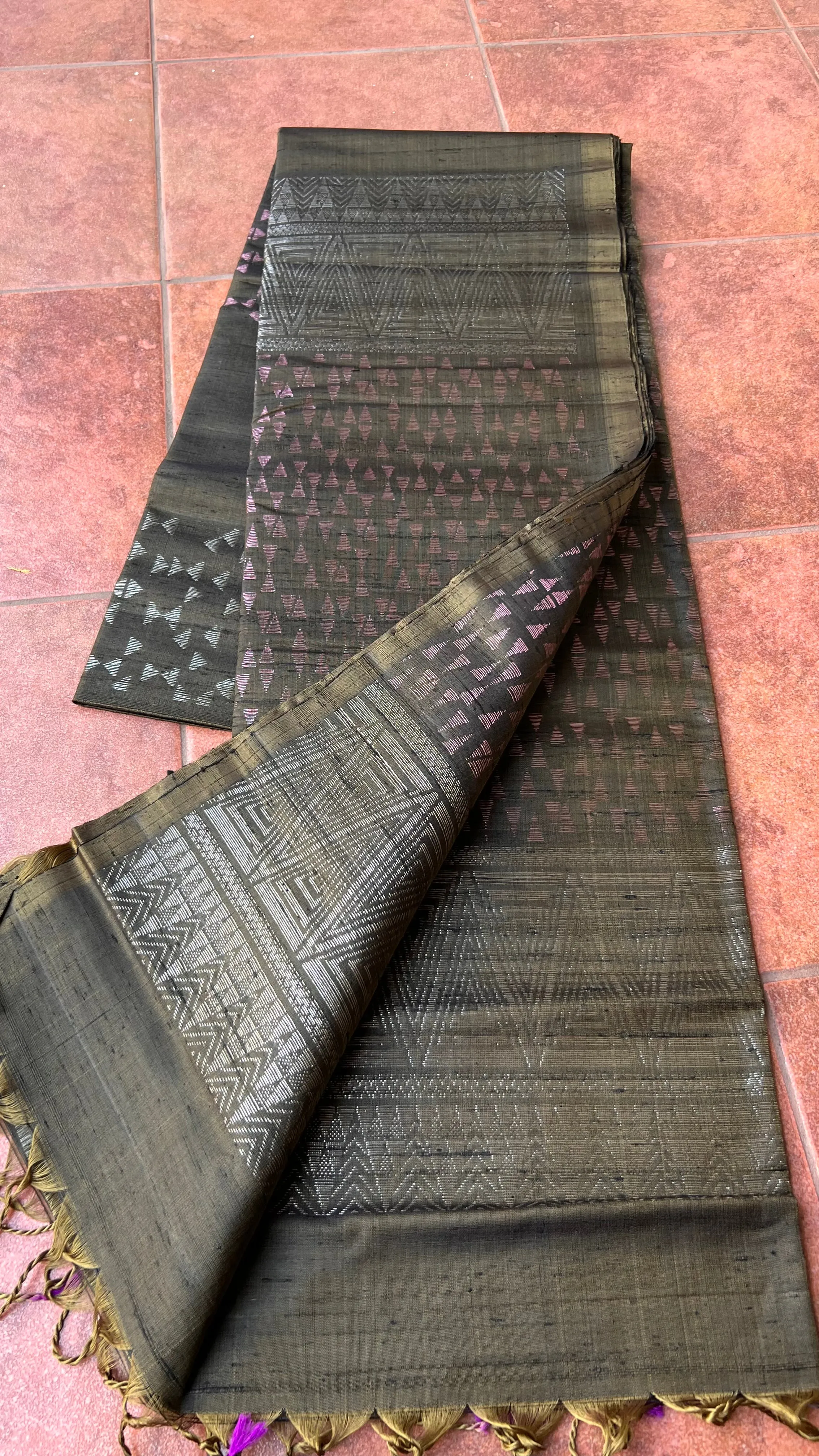 Greyish deep bottle green matrix kanchipuram silk saree with blouse