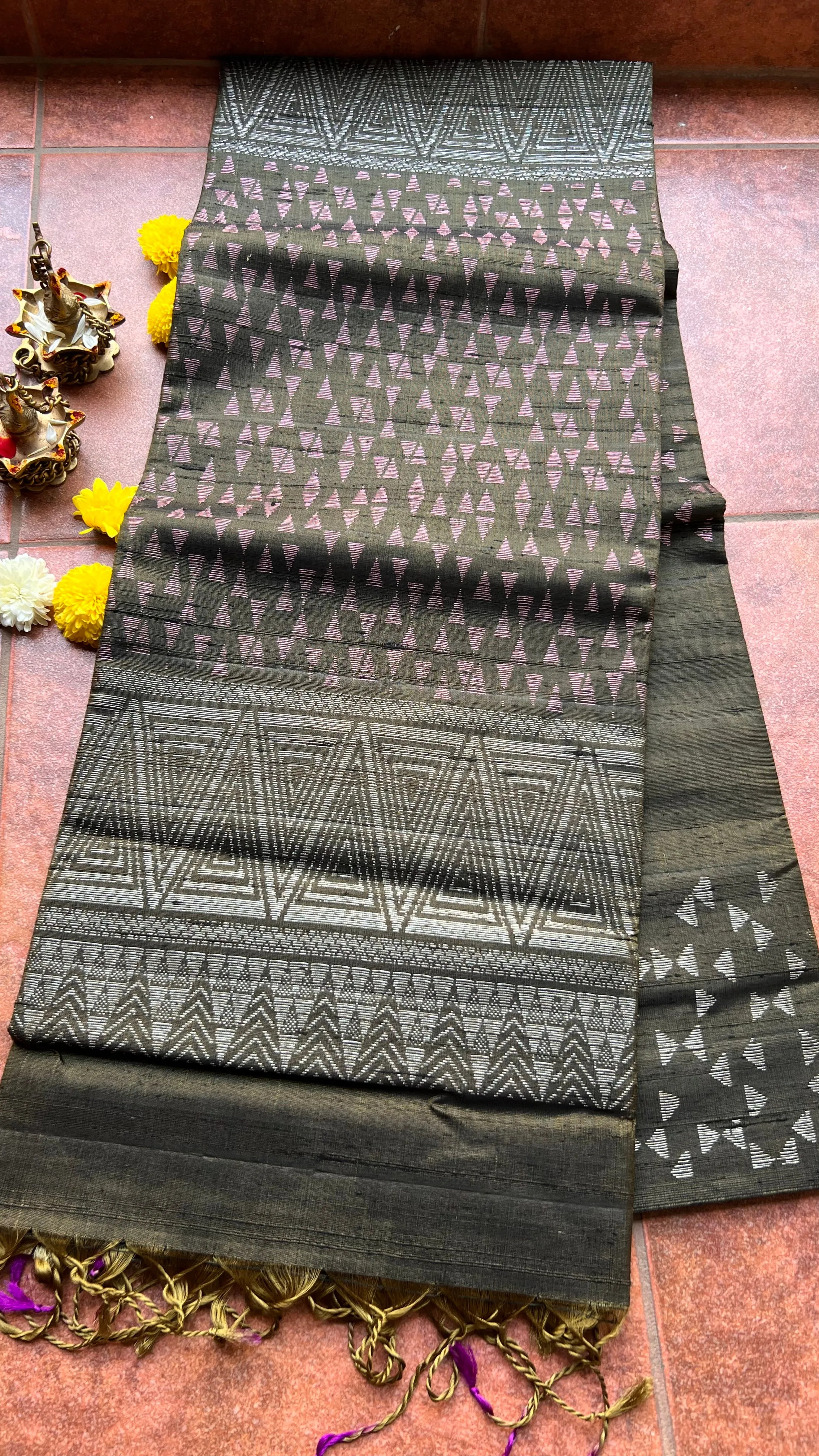 Greyish deep bottle green matrix kanchipuram silk saree with blouse