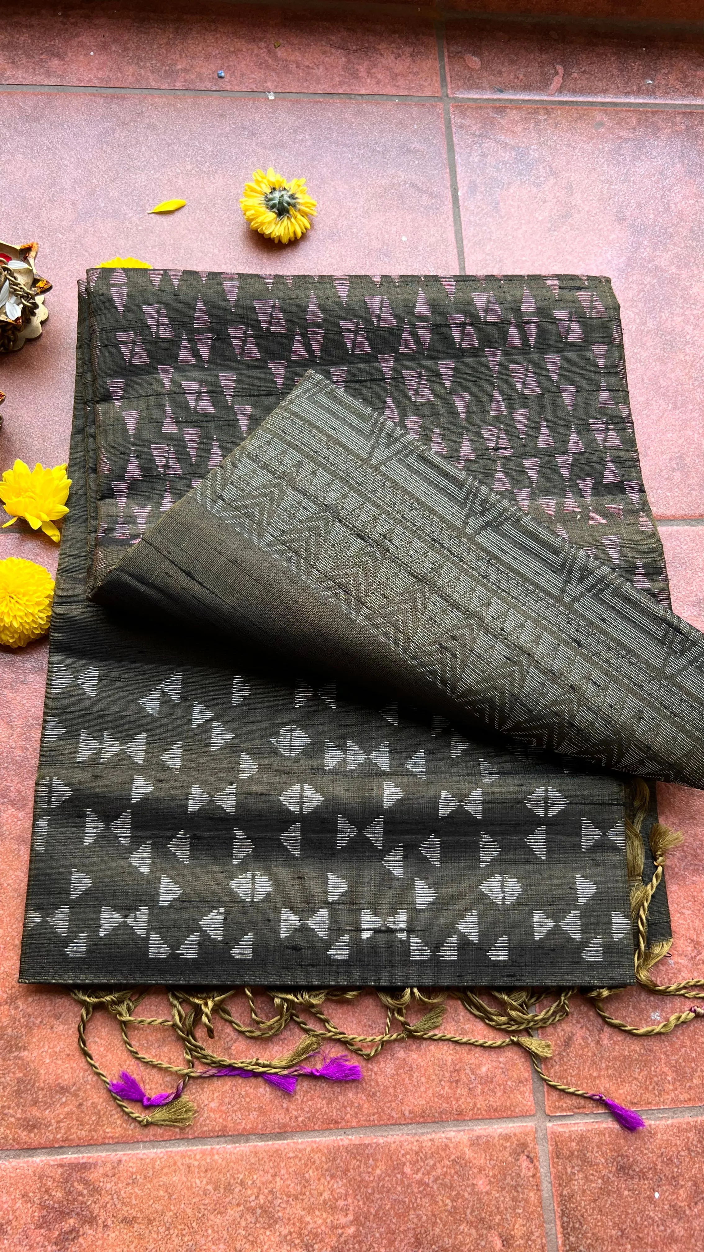 Greyish deep bottle green matrix kanchipuram silk saree with blouse