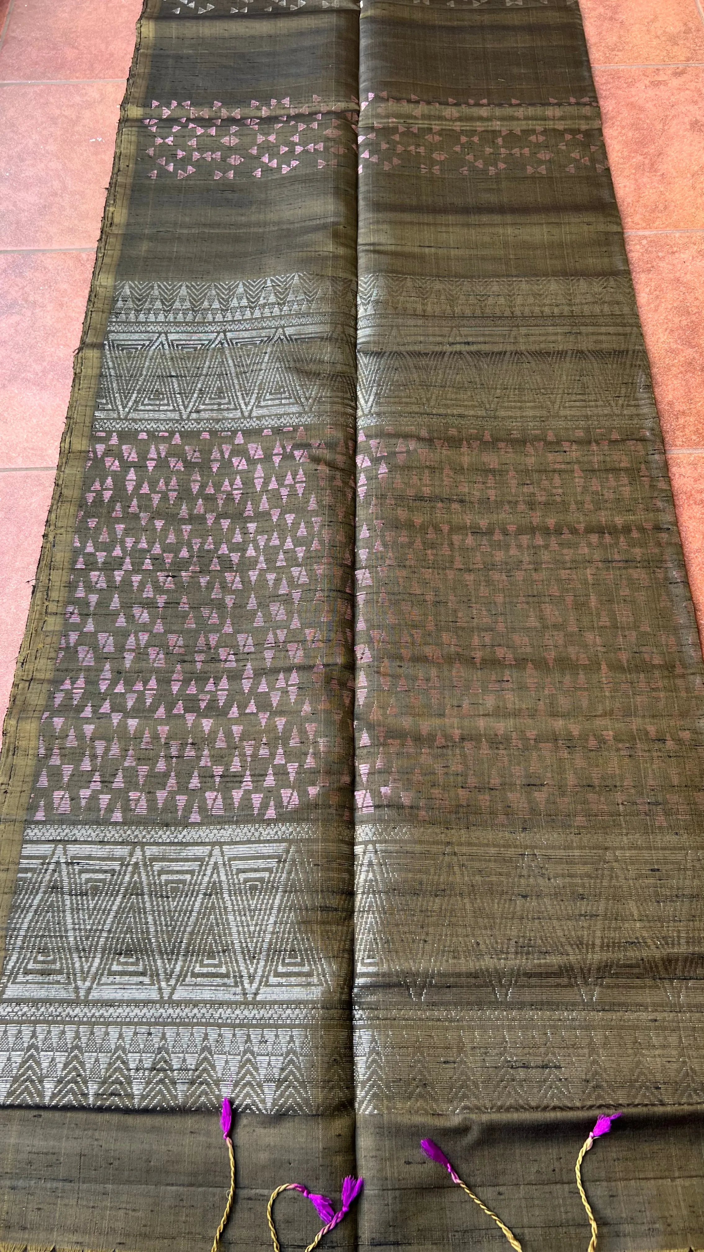 Greyish deep bottle green matrix kanchipuram silk saree with blouse