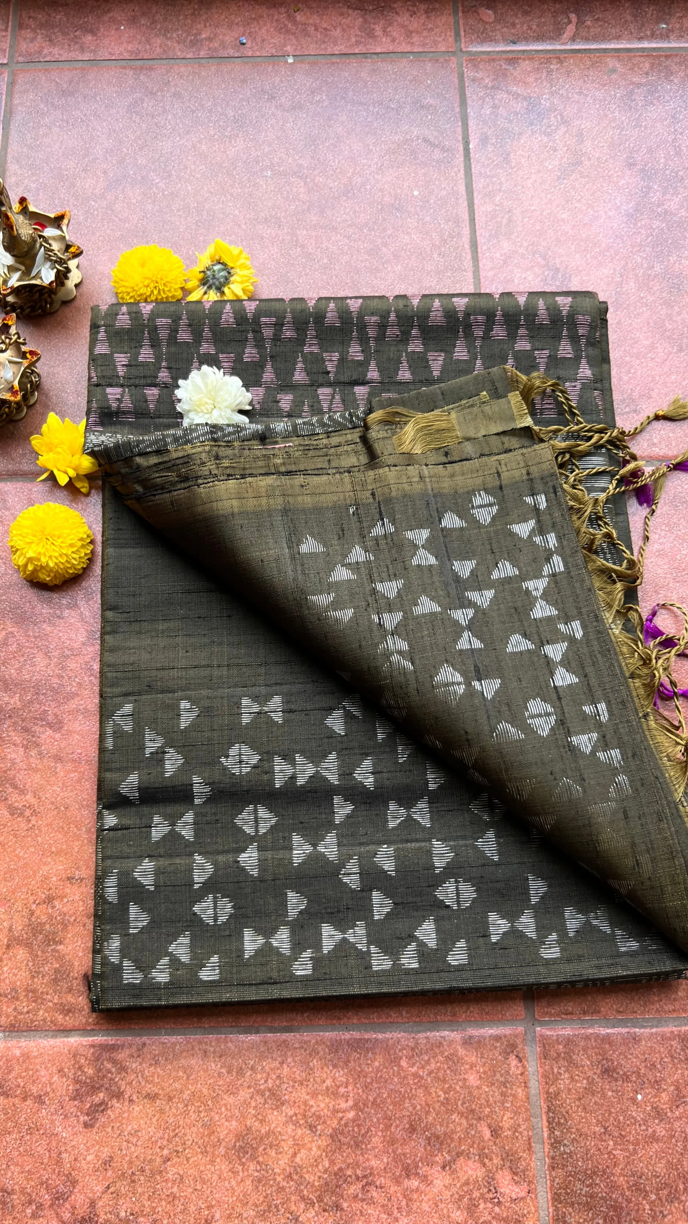 Greyish deep bottle green matrix kanchipuram silk saree with blouse